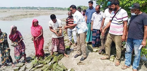 সাতক্ষীরার আশাশুনিতে আম্ফানে ভেঙ্গে যাওয়া রাস্তার কাজের উদ্বোধন