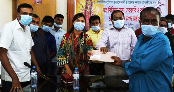 শার্শায় দূর্গোৎসব উপলক্ষ্যে পূজামন্ডপে সরকারি নগদ অর্থ প্রদান