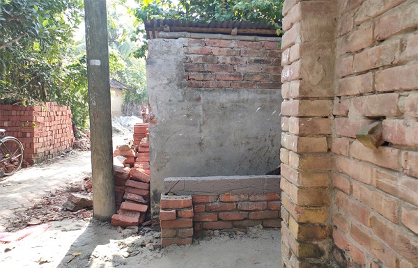 তালায় সরকারী রাস্তার উপর দিয়ে অবৈধভাবে ইটের ঘর ও টয়লেট তৈরি করার অভিযোগ