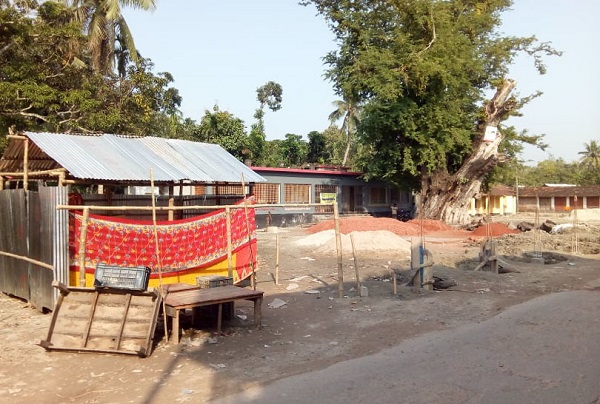 তালার ভাগবাহ প্রাথমিক বিদ্যালয়ের প্রাচীর নির্মাণে বাধা ও জমি দখল করে দোকান নির্মাণ!