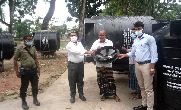 মোরেলগঞ্জে প্রধানমন্ত্রী শেখ হাসিনার প্রদত্ত উপহার জলাধার বিতরণ চলছে