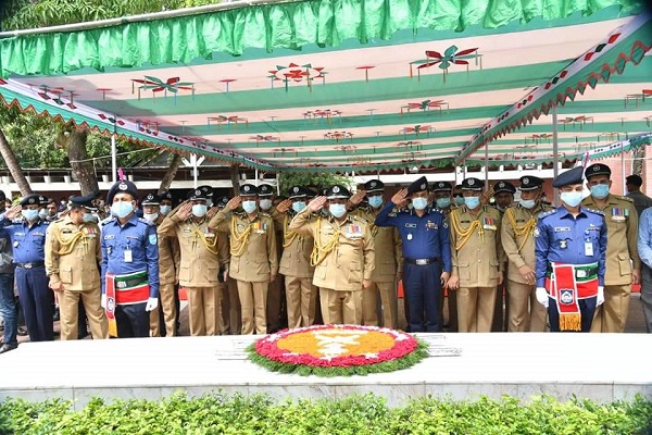 জাতির পিতার মাজার জিয়ারত করলেন আইজিপি