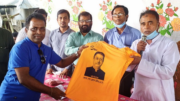 চিতলমারীতে দুর্গা মন্দিরের স্বেচ্ছাসেবীদের উপহার প্রদান