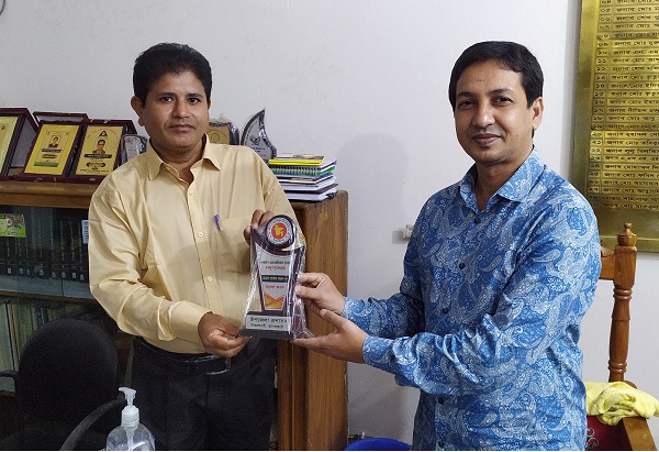 চিতলমারীতে লেখক ও সাংবাদিক পংকজ মন্ডলকে ইউএনও’র সংবর্ধনা