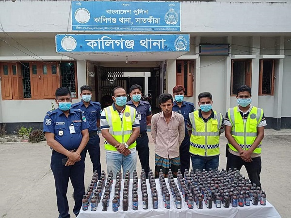 সাতক্ষীরায় ২শ বোতল ফেনসিডিল সহ এক মাদক ব্যবসায়ী আটক