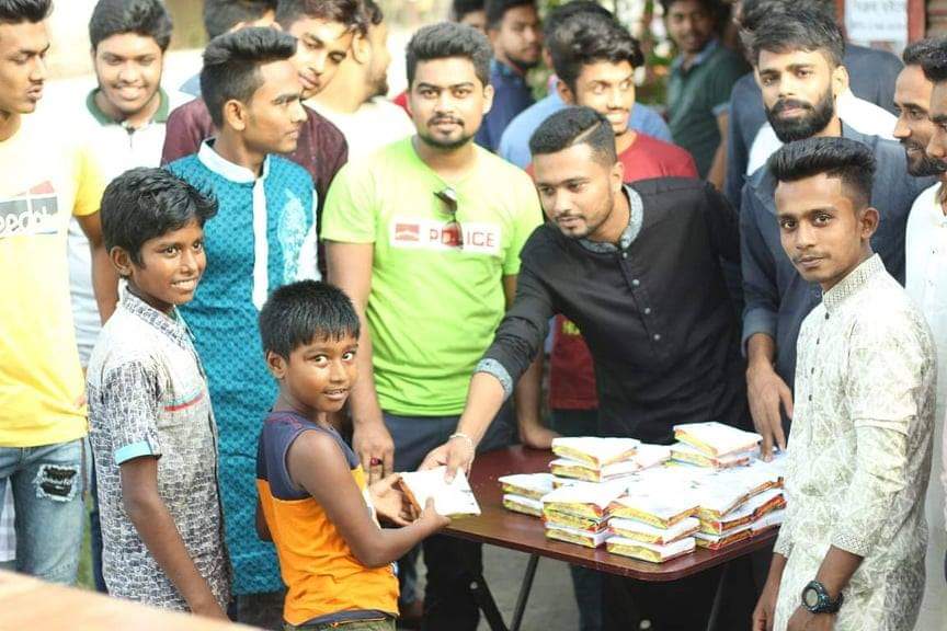 খালিশপুর থানা ছাত্রলীগের উদ্যোগে এতিমদের মাঝে খাদ্য বিতরণ