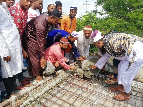 কয়রায় কাশিয়াবাদ জামে মসজিদের ছাদ ঢালাই কাজের শুভ উদ্বোধন