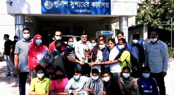 সাতক্ষীরা জেলা পুলিশ সুপারের সাথে অনুর্ধ-১৪ মহিলা জেএফএ কাপ চ্যাম্পিয়ন দলের