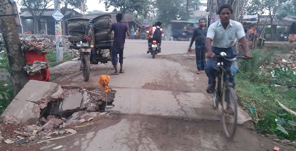সাতক্ষীরার পাটকেলঘাটা হাইস্কুল রোডে কালভার্টটি ১ মাসেও সংস্কার  হয়নি