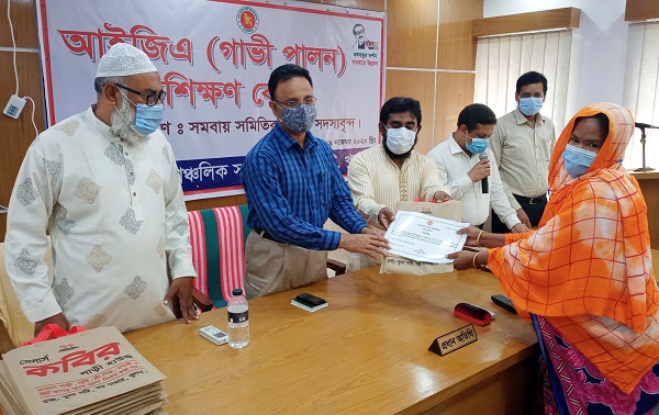 খুলনায় গাভী পালন এবং সমিতির হিসাব সংরক্ষণ প্রশিক্ষণ কোর্সের সমাপনী