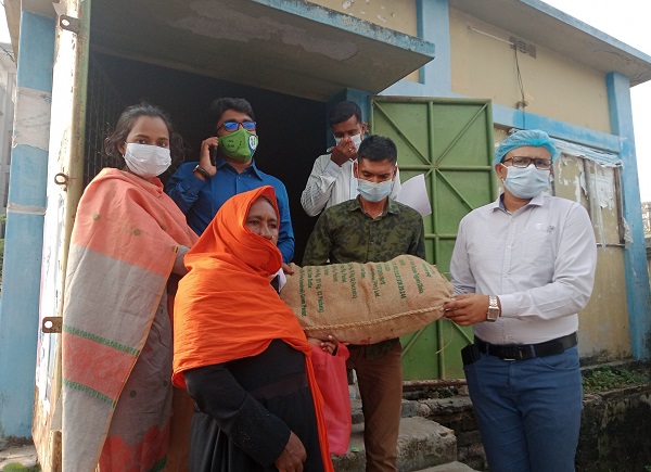 কয়রায় আম্পানে ক্ষতিগ্রস্থ নারীদের মাঝে ত্রাণ সামগ্রী বিতরণ