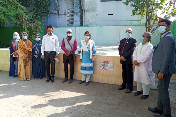 বিভাগীয় কমিশনারের টুটপাড়া সরকারি প্রাথমিক বিদ্যালয় পরিদর্শন