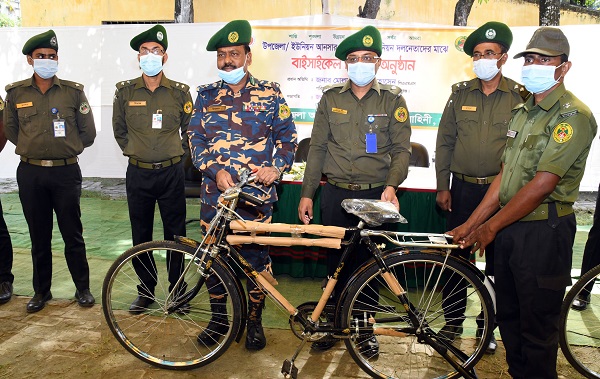 আনসার কমান্ডার ও ইউনিয়ন দলনেতাদের মাঝে বাইসাইকেল বিতরণ