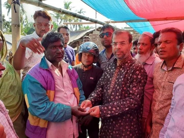 রামপালে ডক্টর ফরিদের আর্থিক সহায়তা প্রদান অগ্নিকান্ডে ক্ষতিগ্রস্থদের মাঝে