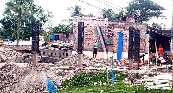 সাতক্ষীরার সাপমারা খাল দখল করে নির্মানাধীন অবৈধ স্থাপনা ইউএনও’র হস্তক্ষেপে বন্ধ!