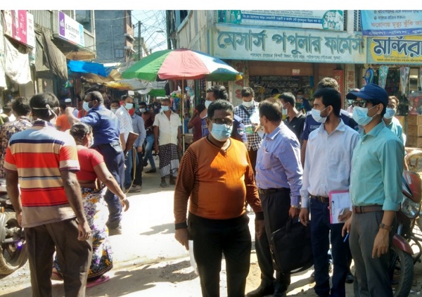 পাইকগাছায় মাস্ক না পরায় মোবাইল কোর্টের অভিযান অব্যাহত রেখেছে উপজেলা প্রশাসন