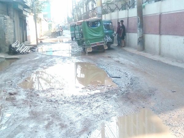 খুলনা শিপইয়ার্ডের সামনের রাস্তা সহ খুলনার গুরুত্বপূর্ণ সড়কে জনদূর্ভোগ কমাতে সাময়িক সংষ্কারের দাবী গ্লোবাল খুলনার