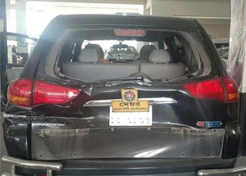 খুলনা সিটি মেয়রের গাড়িতে নসিমনের ধাক্কা