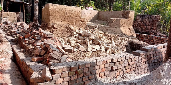 সাতক্ষীরায় নিঃসন্তান নারীর জমি দখলের চেষ্টায় মামলার আসামীরা জামিনে ফিরে বাদীর বাড়ীতে হামলা