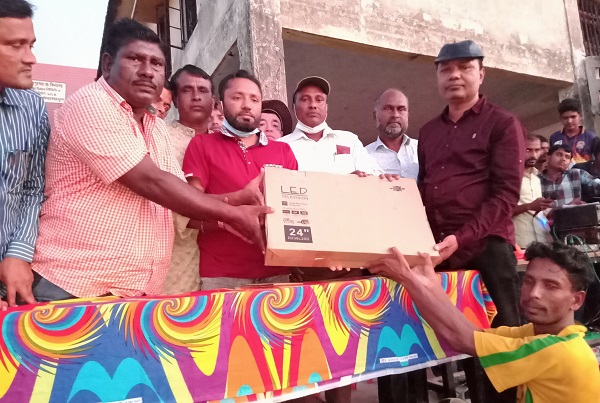 কয়রায় ৮ দলীয় ফুটবল খেলার ফাইনালে গোবিন্দপুর প্রগতি যুব সংঘ জয়ী