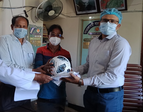 কয়রা উপজেলা নির্বাহী অফিসারের নিকট ক্রীড়া সামগ্রী বিতরণ