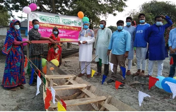 কয়রায় অসহায় বনজীবি নারী সদস্যদের মাঝে নৌকা বিতরণ