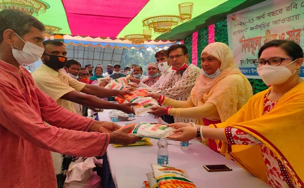 তালায় কৃষক পূর্নবাসন ও বিনামূল্যে বীজ ও সার বিতরণ