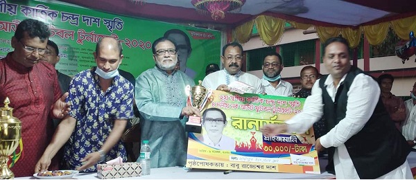 সাতক্ষীরার সরাপপুরে স্বর্গীয় কার্তিক চন্দ্র দাশ স্মৃতি ফুটবল টূর্নামেন্টে বিউটি খেলাঘর চ্যাম্পিয়ন