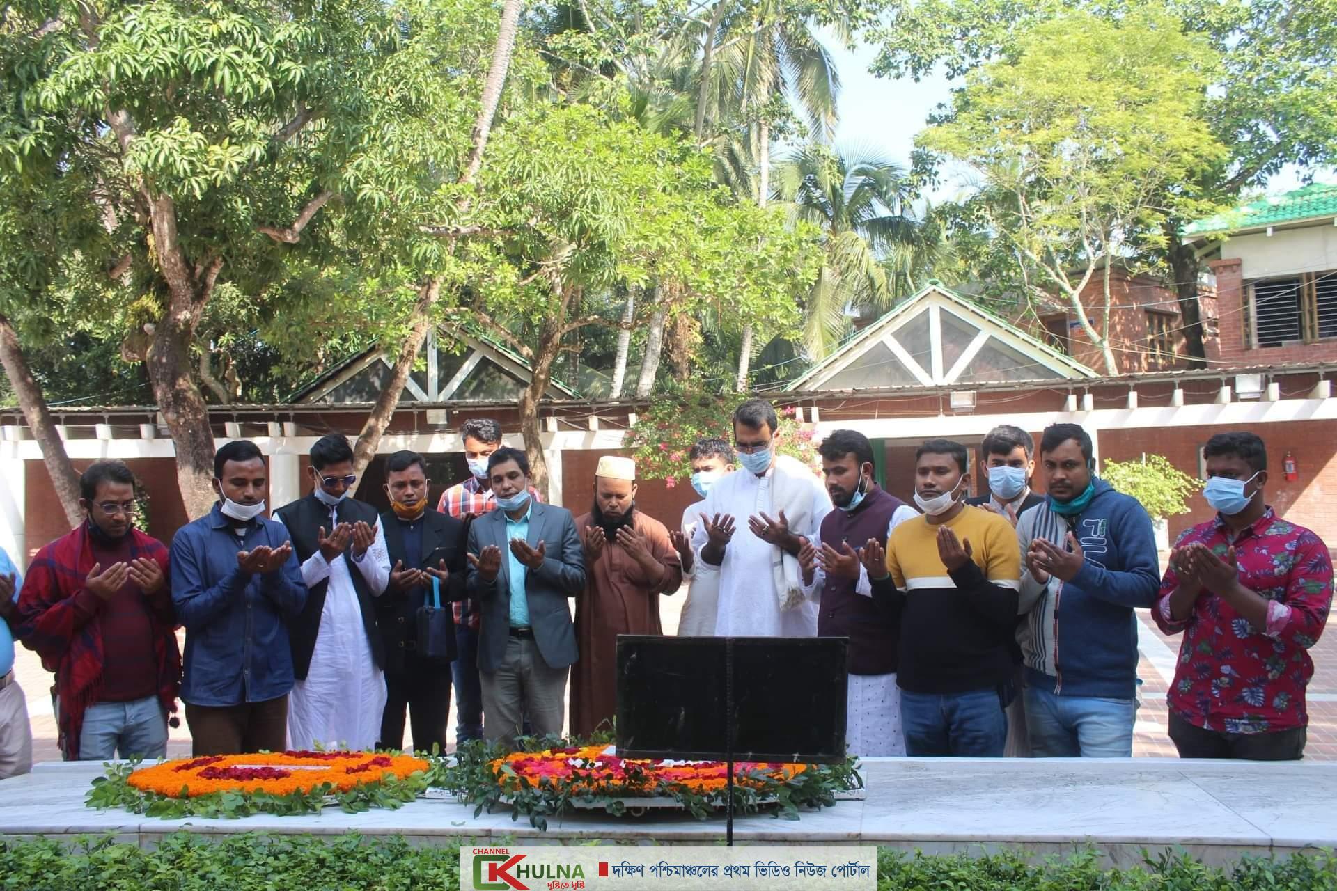জাতির জনকের সমাধিতে খুলনা টিভি রিপোর্টার্স ইউনিটির নবনির্বাচিত কোষাধ্যক্ষের শ্রদ্ধা