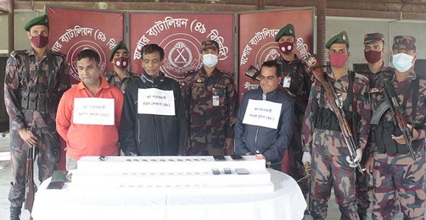 যশোরে যাত্রীবাহি বাস থেকে আড়াই কোটি টাকা মূল্যের ৩০টি স্বর্ণের বার উদ্ধার, আটক ৩