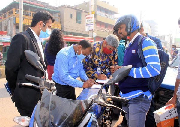 খুলনায় করোনাভাইরাস সংক্রমণ প্রতিরোধ ও স্বাস্থ্যবিধি নিশ্চিতে মোবাইল কোর্ট