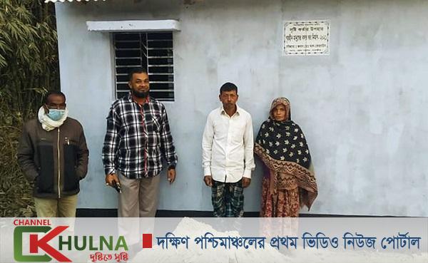 দেবহাটায় অসহায় পরিবারকে গৃহনির্মান করে দিলেন জেলা পরিষদ সদস্য