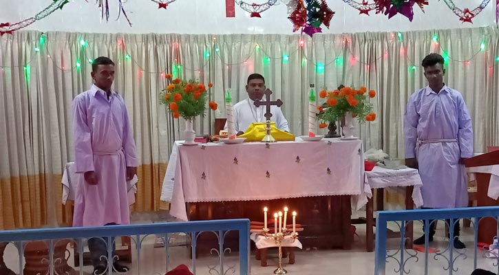 বর্ণিল সাজে সেজেছে মেহেরপুরের খ্রিস্টান পল্লীগুলো