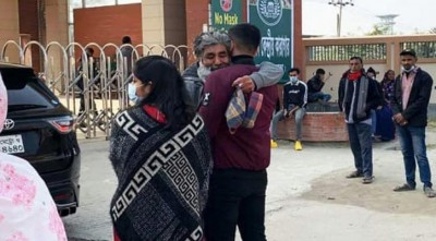 মুক্তির পর ছেলেকে জড়িয়ে ধরে কাঁদলেন সাংবাদিক কাজল