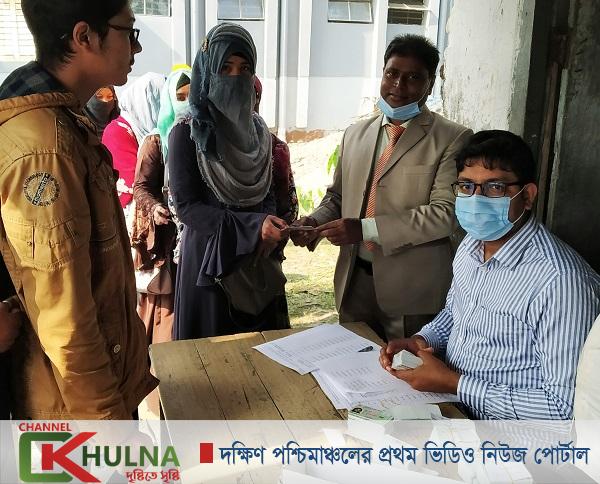 মোড়েলগঞ্জে প্রথমবারেরমত স্মার্টকার্ড বিতরণ