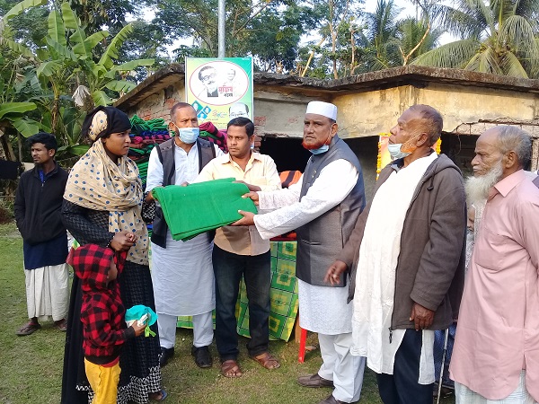 মোরেলগঞ্জে সাবেক পুলিশ কর্মকর্তার কম্বল বিতরণ