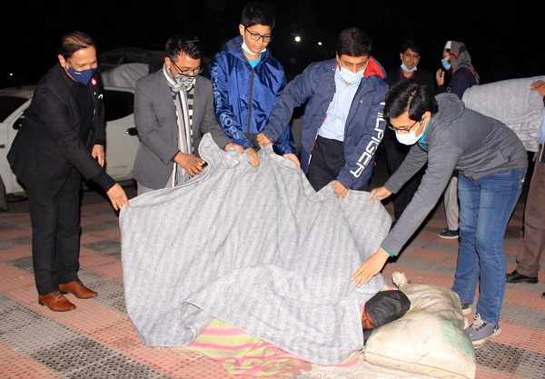 খুলনা জেলা প্রশাসনের উদ্যোগে শীতবস্ত্র বিতরণ