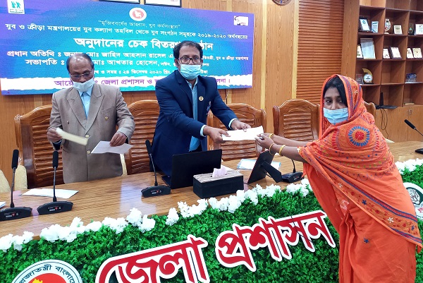 খুলনায় যুবকল্যাণ তহবিলের অনুদানের চেক বিতরণ