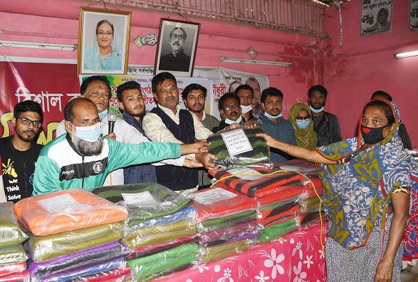 তারুণ্য সংগঠনের উদ্যোগে শতাধিক মানুষের মাঝে শীতবস্ত্র বিতরণ