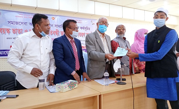 বয়স্ক ও অসচ্ছল প্রতিবন্ধীদের মাঝে ভাতার বই বিতরণ করেন সিটি মেয়র