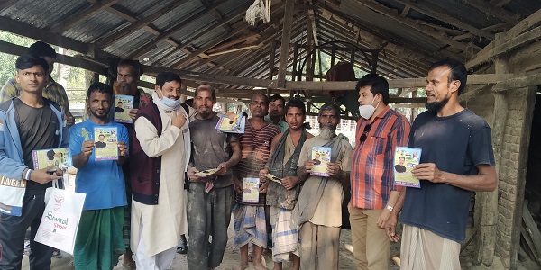 মোরেলগঞ্জে মেয়র প্রার্থী শাহাবুদ্দিন তালুকদারের লিপলেট বিতরণ