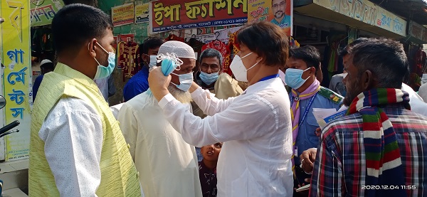 মোড়েলগঞ্জে পথচারীদের মাঝে মাক্স বিতরণ করলেন পৌর মেয়র এ্যাড. মনিরুল হক