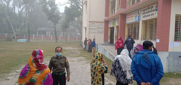 দেবহাটা ৪০ কেন্দ্রে ভোট গ্রহন চলছে, উপস্থিতি কম