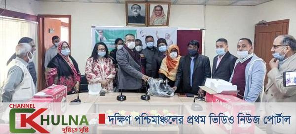 সাতক্ষীরায় সেলাই মেশিন বিতরণ করলেন এমপি রবি