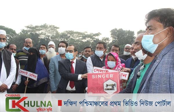মোল্লাহাটে দুইশত মেধাবী শিক্ষার্থী’কে সাইকেল ও ৮০জন দুস্থ মহিলা’কে সেলাই মেশিন প্রদান