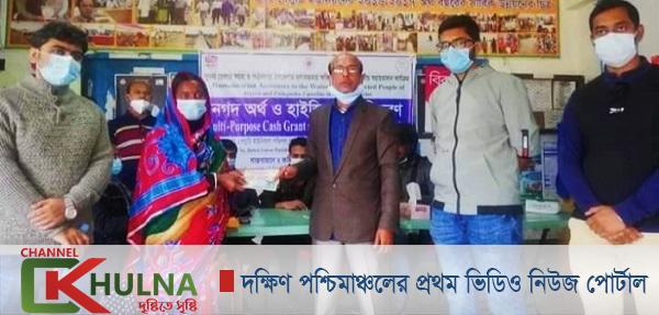 পাইকগাছায় দেলুটিতে এনজিও অর্থায়নে বানভাসী মানুষের মাঝে নগত অর্থ বিতরন