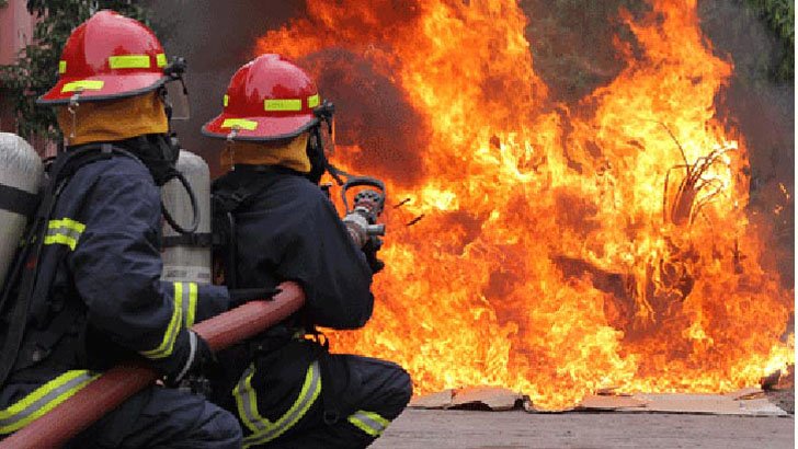 মিরপুরে তালতলা বস্তিতে ভয়াবহ আগুন