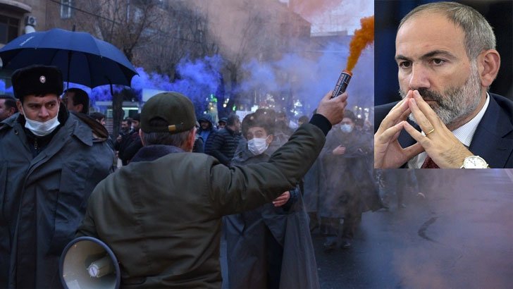 আর্মেনিয়ার প্রধানমন্ত্রীকে ডিম ছুড়ে মারল বিক্ষোভকারীরা