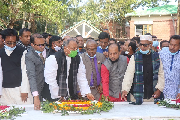 টুঙ্গিপাড়ায় জাতির জনকের মাজারে দক্ষিণবঙ্গ ডিপ্লোমা ইঞ্জিনিয়ার অ্যাসোসিয়েশনের শ্রদ্ধা নিবেদন