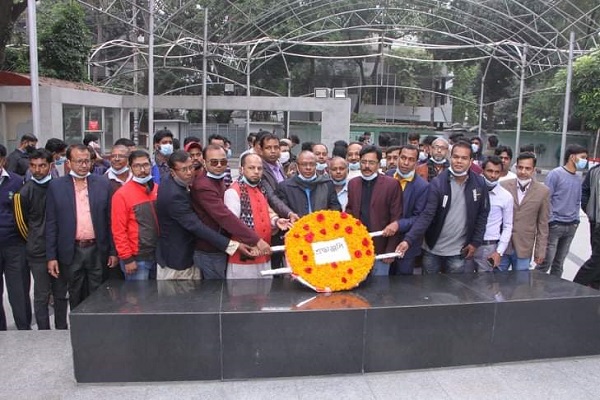 ধানমন্ডিতে বঙ্গবন্ধুর প্রতিকৃতিতে দক্ষিণবঙ্গ ইঞ্জিনিয়ার অ্যাসোয়িসনের শ্রদ্ধা নিবেদন